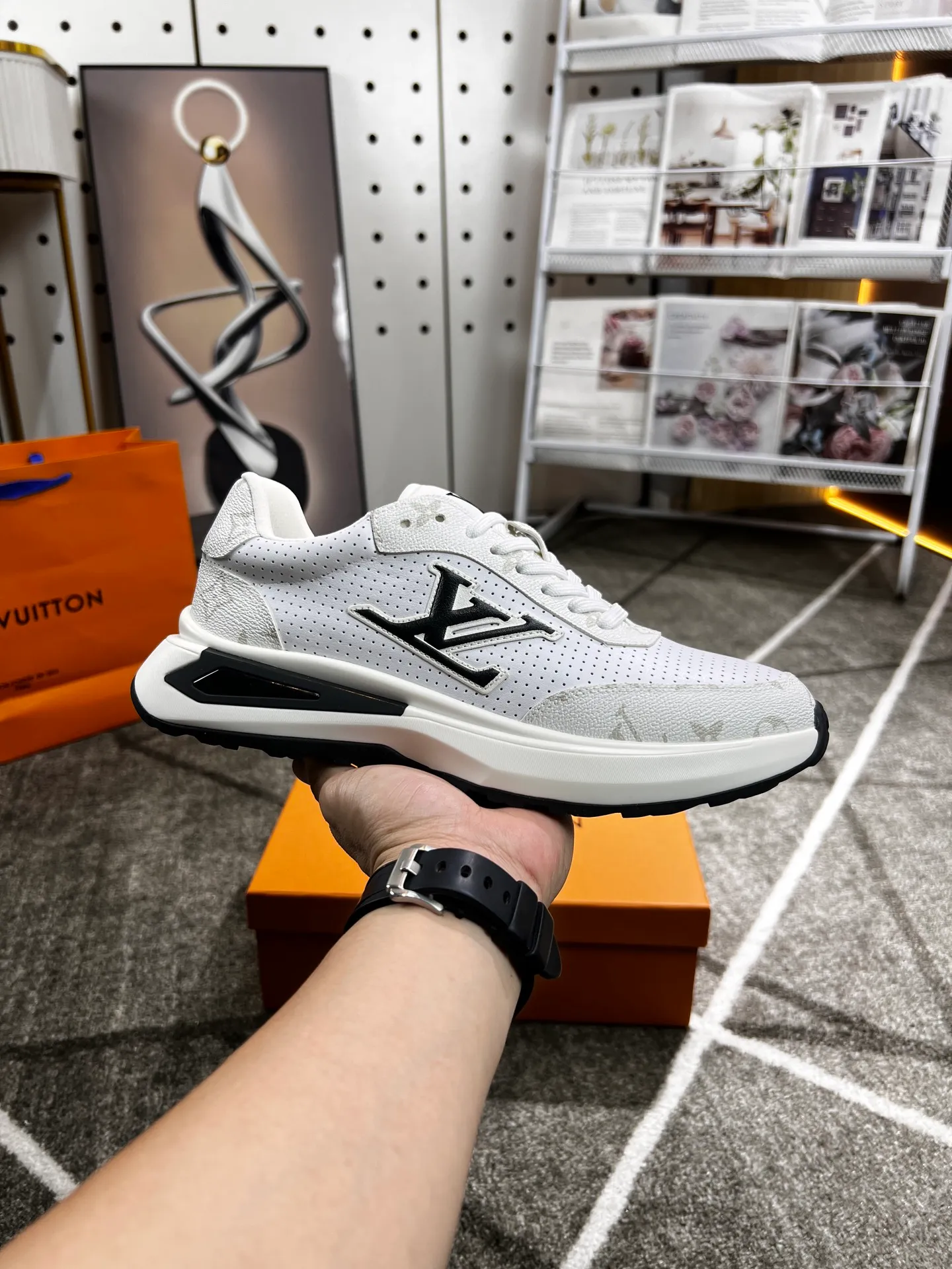 Factory price: 438 💰 LV new casual men's shoes 👉 👉 Fashionable and versatile, 💞 simple and elegant style, 🔊 made of imported cowhide, ☑️ breathable mesh lining, sheepskin feet, original wear-resistant rubber outsole, exclusive new style, actual shot, three colors available, code number: 38-44, (45 can be customized)